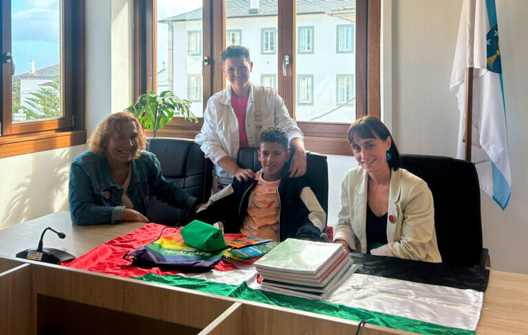 Barreiros se despide de Hamdi, el niño saharaui que fue acogido este verano por una familia del municipio. 17 Foto-despedida-Hamdi